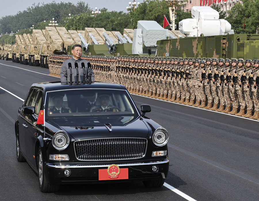 9月3日，纪念中国人民抗日战争暨世界反法西斯战争胜利80周年大会在北京天安门广场隆重举行。这是中共中央总书记、国家主席、中央军委主席习近平检阅受阅部队。