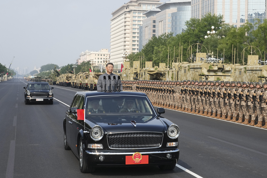 9月3日，纪念中国人民抗日战争暨世界反法西斯战争胜利80周年大会在北京天安门广场隆重举行。这是中共中央总书记、国家主席、中央军委主席习近平检阅受阅部队。
