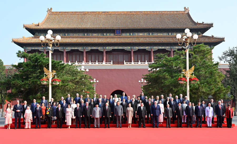 9月3日，纪念中国人民抗日战争暨世界反法西斯战争胜利80周年大会在北京天安门广场隆重举行。大会开始前，中共中央总书记、国家主席、中央军委主席习近平和夫人彭丽媛在端门外广场迎接出席大会的外方代表团团长及其配偶，并同他们合影留念。