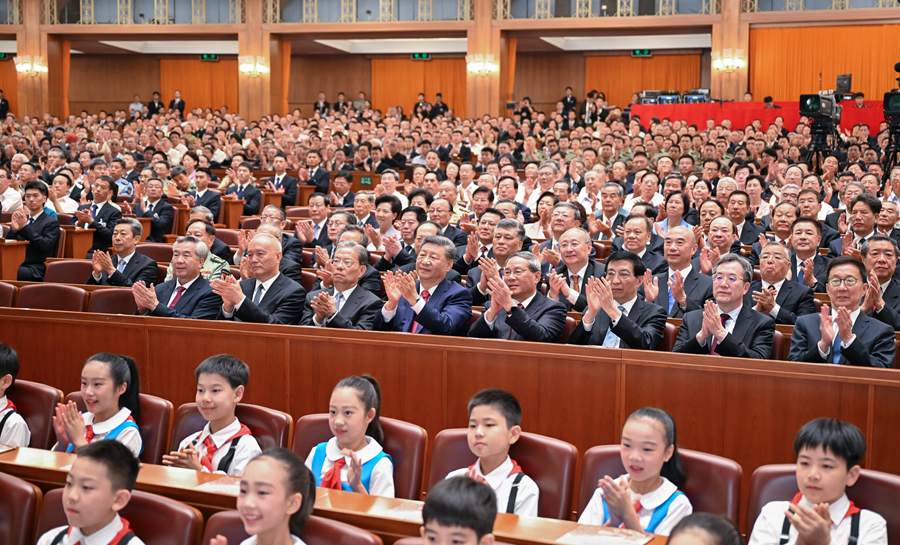 9月3日，纪念中国人民抗日战争暨世界反法西斯战争胜利80周年文艺晚会《正义必胜》在北京人民大会堂隆重举行。习近平、李强、赵乐际、王沪宁、蔡奇、丁薛祥、李希、韩正等党和国家领导人，与约6000名中外人士一起观看晚会。