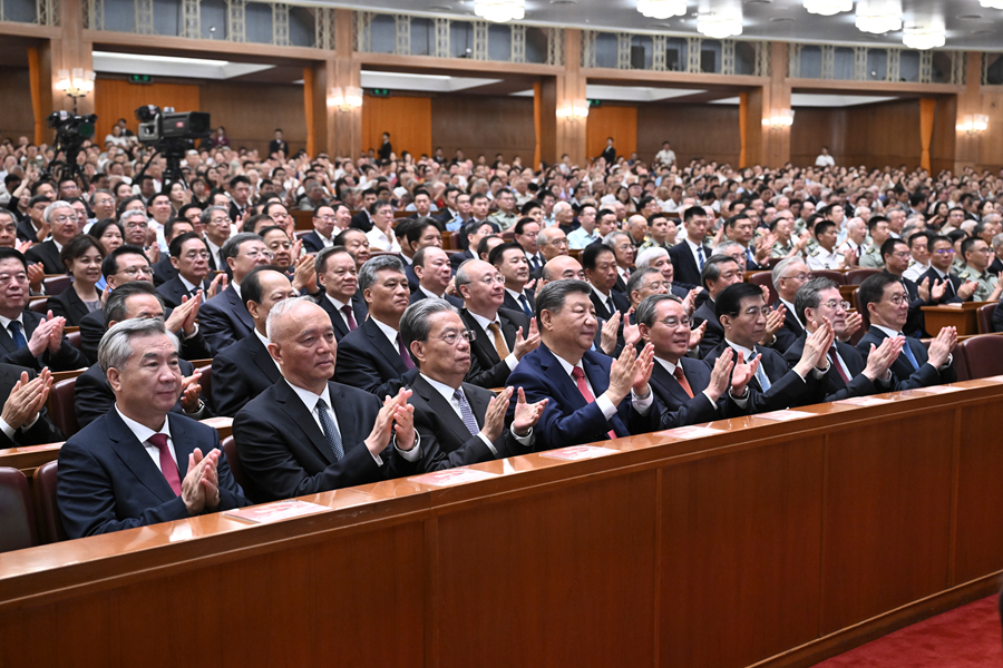 9月3日，纪念中国人民抗日战争暨世界反法西斯战争胜利80周年文艺晚会《正义必胜》在北京人民大会堂隆重举行。习近平、李强、赵乐际、王沪宁、蔡奇、丁薛祥、李希、韩正等党和国家领导人，与约6000名中外人士一起观看晚会。
