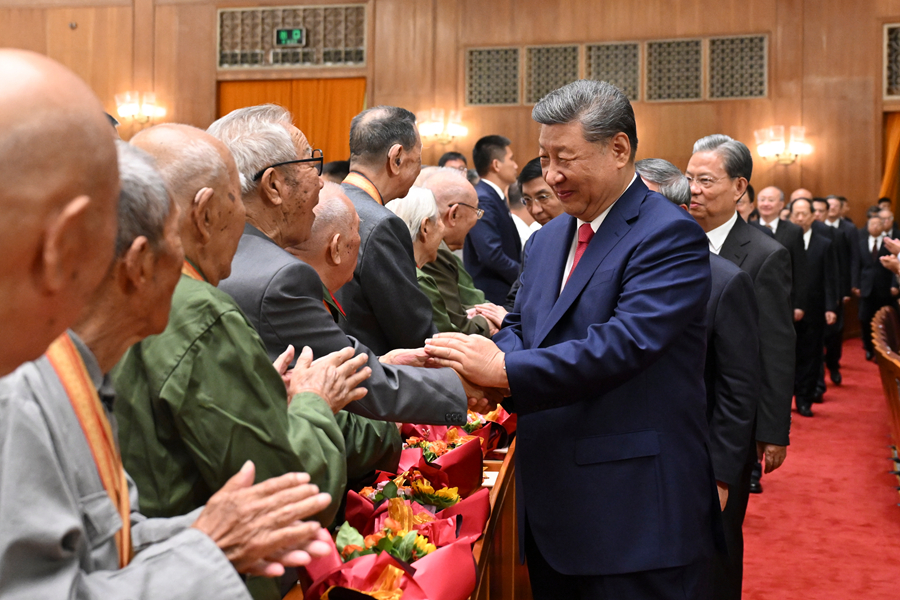 9月3日，纪念中国人民抗日战争暨世界反法西斯战争胜利80周年文艺晚会《正义必胜》在北京人民大会堂隆重举行。习近平、李强、赵乐际、王沪宁、蔡奇、丁薛祥、李希、韩正等党和国家领导人，与约6000名中外人士一起观看晚会。这是习近平等同抗战老战士老同志代表亲切握手。