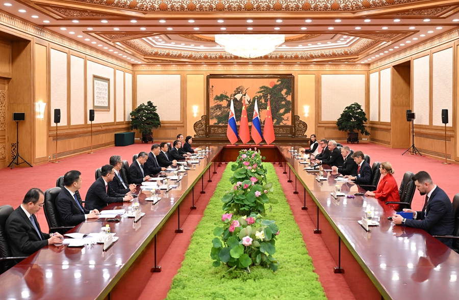 9月4日中午，国家主席习近平在北京人民大会堂会见来华出席纪念中国人民抗日战争暨世界反法西斯战争胜利80周年活动的斯洛伐克总理菲佐。