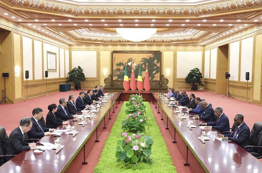 9月4日中午，国家主席习近平在北京人民大会堂会见来华出席纪念中国人民抗日战争暨世界反法西斯战争胜利80周年活动的刚果（布）总统萨苏。
