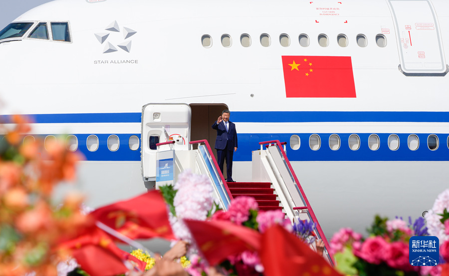 9月23日下午，中共中央总书记、国家主席、中央军委主席习近平率中央代表团乘专机抵达乌鲁木齐，出席新疆维吾尔自治区成立70周年庆祝活动。这是习近平走出舱门，向欢迎群众挥手致意。