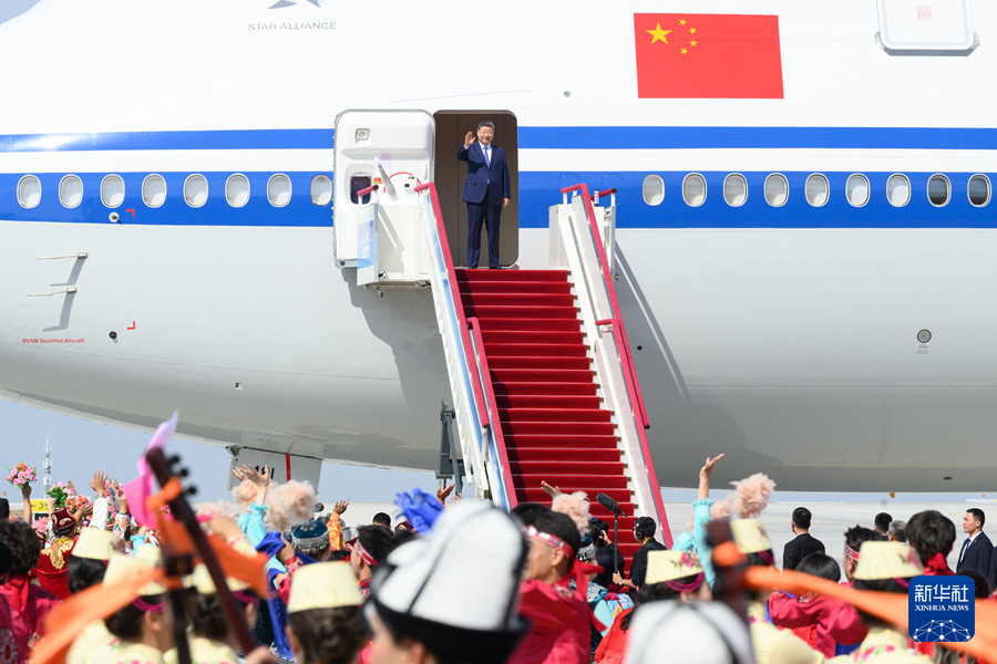 9月23日下午，中共中央总书记、国家主席、中央军委主席习近平率中央代表团乘专机抵达乌鲁木齐，出席新疆维吾尔自治区成立70周年庆祝活动。这是习近平走出舱门，向欢迎群众挥手致意。