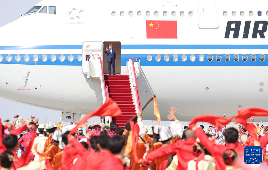 9月23日下午，中共中央总书记、国家主席、中央军委主席习近平率中央代表团乘专机抵达乌鲁木齐，出席新疆维吾尔自治区成立70周年庆祝活动。这是习近平走出舱门，向欢迎群众挥手致意。