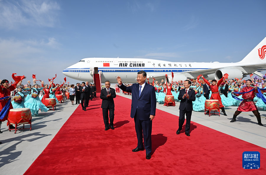 9月23日下午，中共中央总书记、国家主席、中央军委主席习近平率中央代表团乘专机抵达乌鲁木齐，出席新疆维吾尔自治区成立70周年庆祝活动。这是习近平向欢迎群众挥手致意。