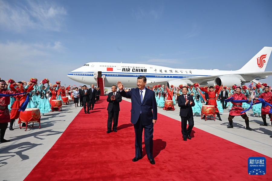 9月23日下午，中共中央总书记、国家主席、中央军委主席习近平率中央代表团乘专机抵达乌鲁木齐，出席新疆维吾尔自治区成立70周年庆祝活动。这是习近平向欢迎群众挥手致意。