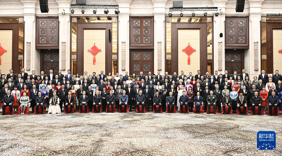 9月23日下午，中共中央总书记、国家主席、中央军委主席习近平在乌鲁木齐亲切接见新疆各族各界代表，并同大家合影留念。