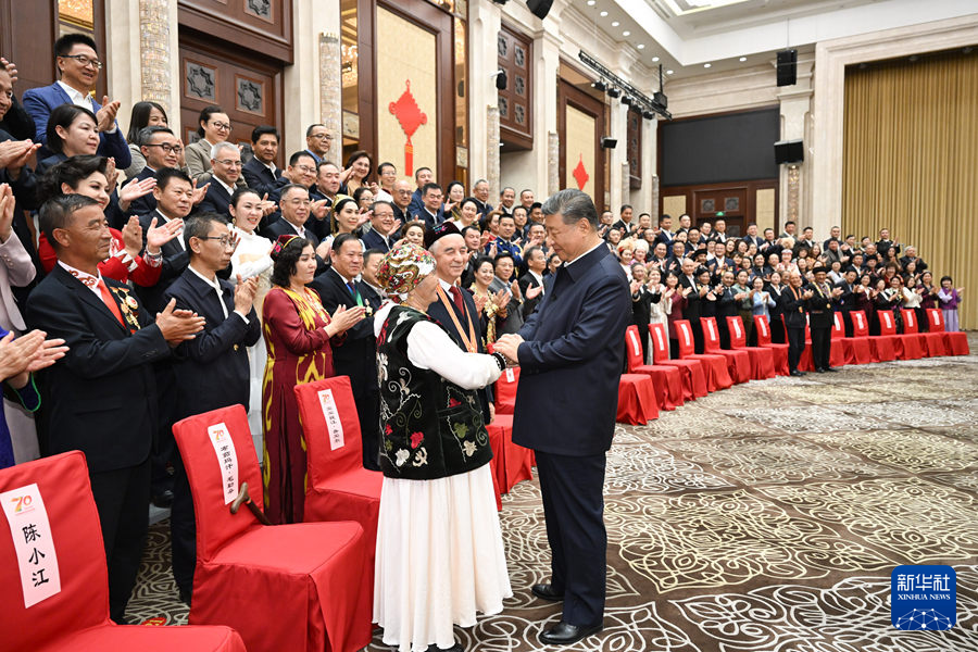9月23日下午，中共中央总书记、国家主席、中央军委主席习近平在乌鲁木齐亲切接见新疆各族各界代表。这是习近平同代表亲切交流。