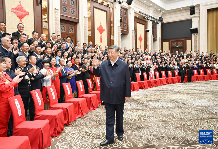 9月23日下午，中共中央总书记、国家主席、中央军委主席习近平在乌鲁木齐亲切接见新疆各族各界代表。这是习近平向大家挥手致意。