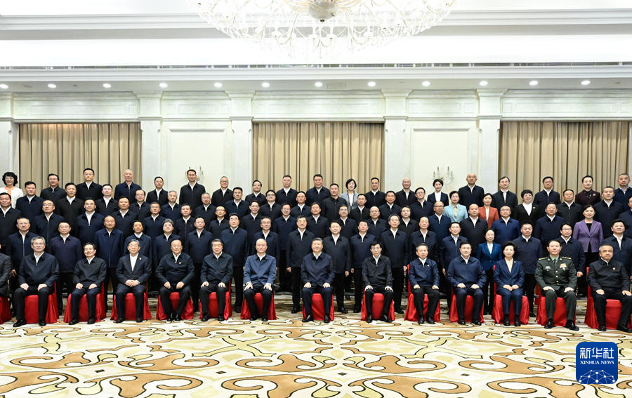 9月23日下午，中共中央总书记、国家主席、中央军委主席习近平在乌鲁木齐亲切接见新疆生产建设兵团领导班子成员及有关方面负责同志，并同大家合影留念。
