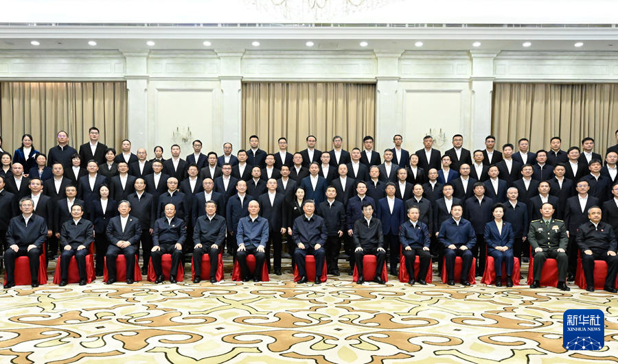 9月23日下午，中共中央总书记、国家主席、中央军委主席习近平在乌鲁木齐亲切接见援疆干部代表，并同大家合影留念。