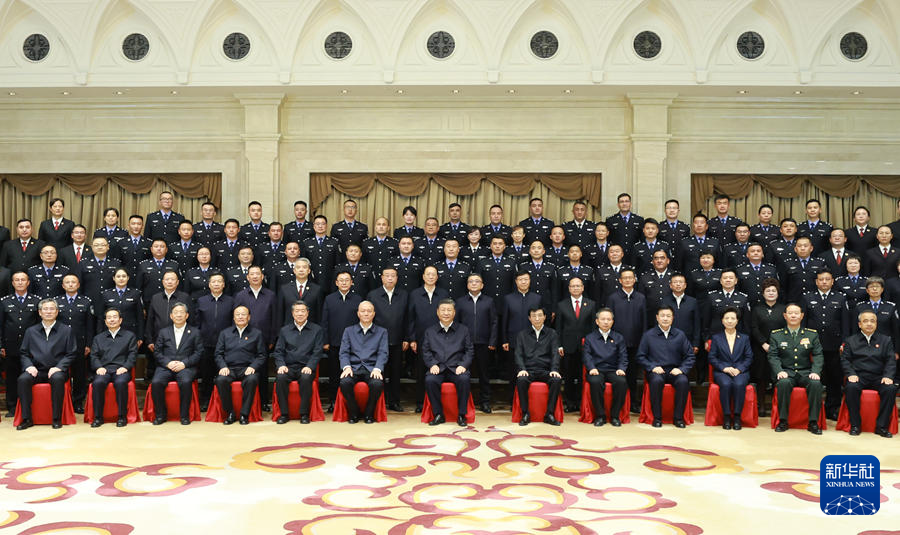 9月23日下午，中共中央总书记、国家主席、中央军委主席习近平在乌鲁木齐亲切接见新疆维吾尔自治区政法干警代表，并同大家合影留念。