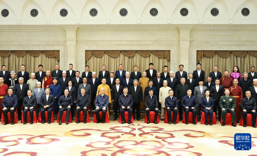 9月23日下午，中共中央总书记、国家主席、中央军委主席习近平在乌鲁木齐亲切接见新疆维吾尔自治区宗教界爱国人士和基层宗教工作干部代表，并同大家合影留念。