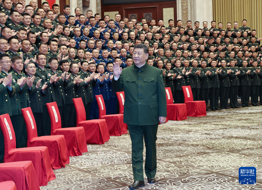 9月23日下午，中共中央总书记、国家主席、中央军委主席习近平在乌鲁木齐亲切接见驻新疆部队官兵代表，并同大家合影留念。