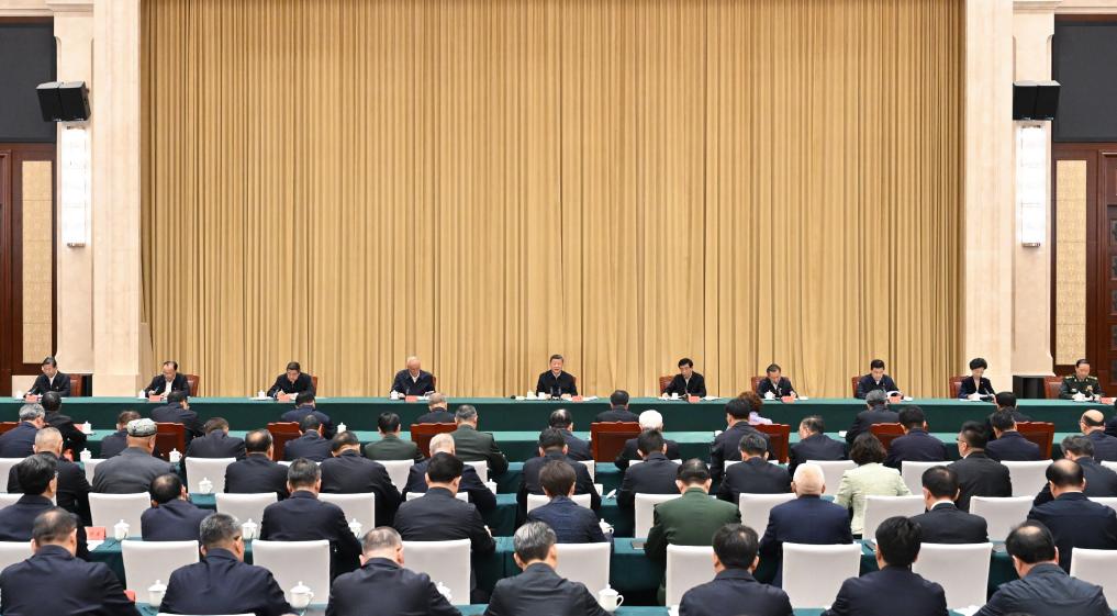9月24日下午，率中央代表团出席新疆维吾尔自治区成立70周年庆祝活动的中共中央总书记、国家主席、中央军委主席习近平在乌鲁木齐听取新疆维吾尔自治区党委和政府工作汇报，发表了重要讲话。