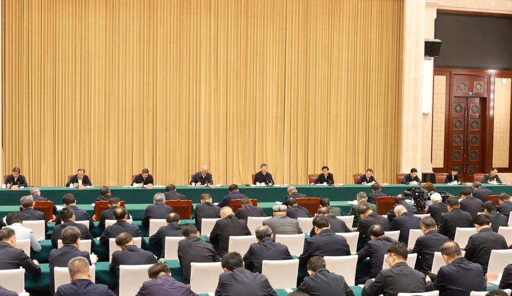 9月24日下午，率中央代表团出席新疆维吾尔自治区成立70周年庆祝活动的中共中央总书记、国家主席、中央军委主席习近平在乌鲁木齐听取新疆维吾尔自治区党委和政府工作汇报，发表了重要讲话。