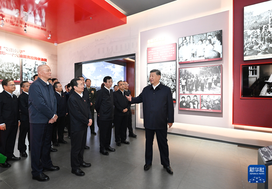 9月24日上午，中共中央总书记、国家主席、中央军委主席习近平在乌鲁木齐文化中心展览馆参观新疆维吾尔自治区成立70周年主题成就展。