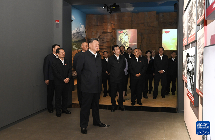 9月24日上午，中共中央总书记、国家主席、中央军委主席习近平在乌鲁木齐文化中心展览馆参观新疆维吾尔自治区成立70周年主题成就展。