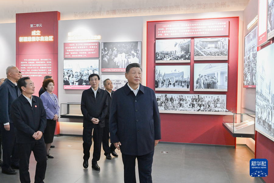 9月24日上午，中共中央总书记、国家主席、中央军委主席习近平在乌鲁木齐文化中心展览馆参观新疆维吾尔自治区成立70周年主题成就展。