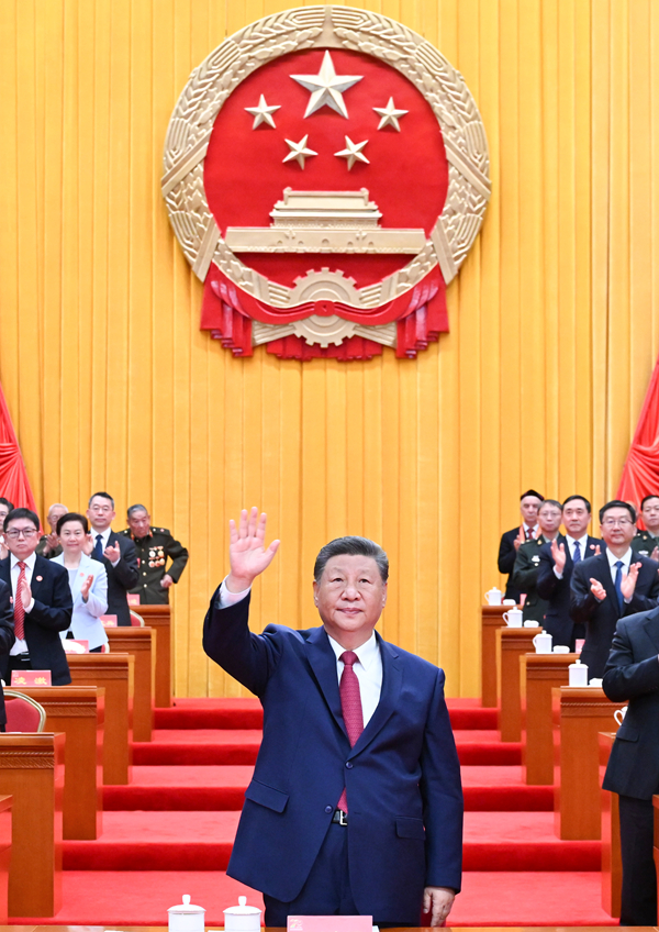 9月25日上午，新疆维吾尔自治区成立70周年庆祝大会在新疆人民会堂隆重举行。中共中央总书记、国家主席、中央军委主席习近平出席庆祝大会。
