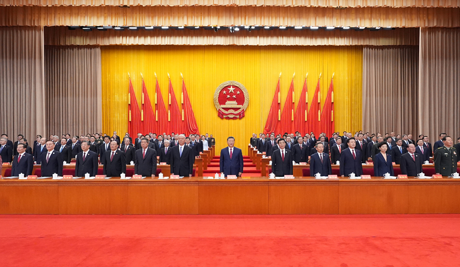 9月25日上午，新疆维吾尔自治区成立70周年庆祝大会在新疆人民会堂隆重举行。中共中央总书记、国家主席、中央军委主席习近平出席庆祝大会。王沪宁、蔡奇出席大会。