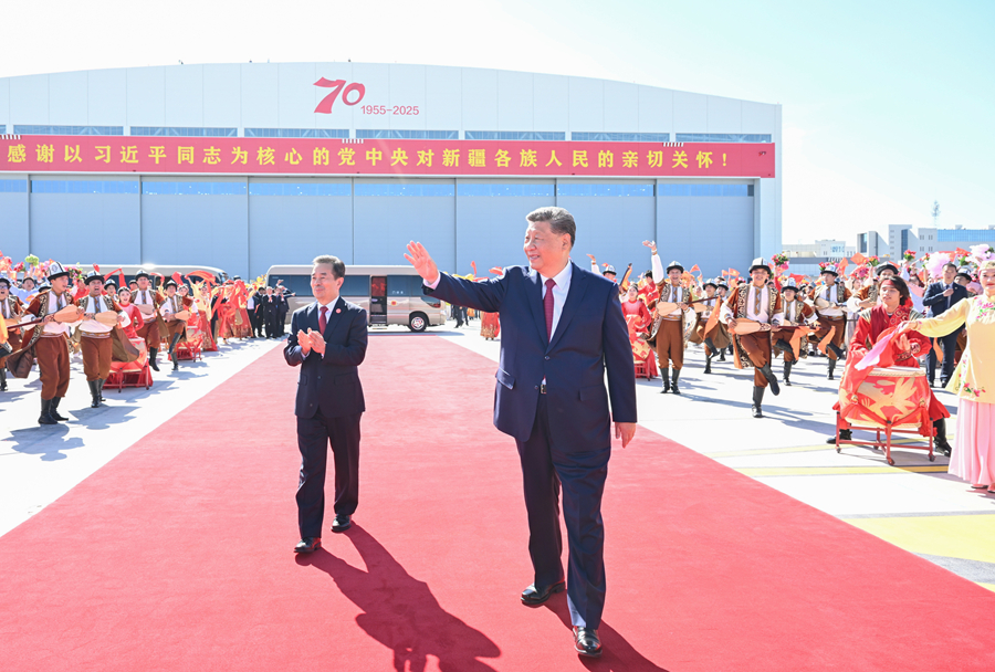 中共中央总书记、国家主席、中央军委主席习近平在乌鲁木齐出席新疆维吾尔自治区成立70周年庆祝活动后，9月25日中午乘专机返回北京。这是习近平在乌鲁木齐天山国际机场向前来欢送的各族群众挥手致意。