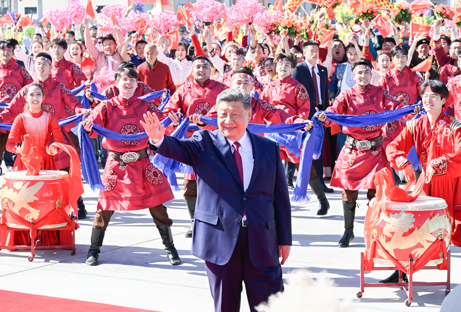 中共中央总书记、国家主席、中央军委主席习近平在乌鲁木齐出席新疆维吾尔自治区成立70周年庆祝活动后，9月25日中午乘专机返回北京。这是习近平在乌鲁木齐天山国际机场向前来欢送的各族群众挥手致意。