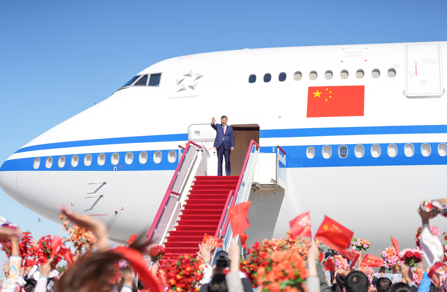 中共中央总书记、国家主席、中央军委主席习近平在乌鲁木齐出席新疆维吾尔自治区成立70周年庆祝活动后，9月25日中午乘专机返回北京。这是习近平在乌鲁木齐天山国际机场向前来欢送的各族群众挥手致意。