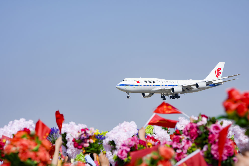 9月23日下午，中共中央总书记、国家主席、中央军委主席习近平率中央代表团乘专机抵达乌鲁木齐，出席新疆维吾尔自治区成立70周年庆祝活动。习近平等在机场受到新疆各族群众的热烈欢迎。