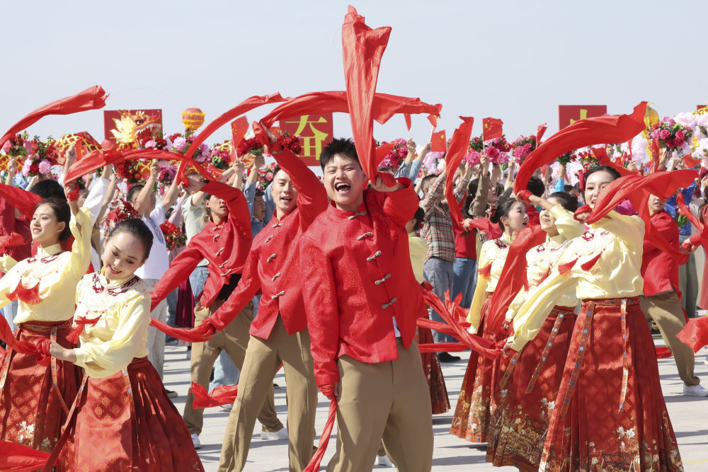 9月23日下午，中共中央总书记、国家主席、中央军委主席习近平率中央代表团乘专机抵达乌鲁木齐，出席新疆维吾尔自治区成立70周年庆祝活动。习近平等在机场受到新疆各族群众的热烈欢迎。