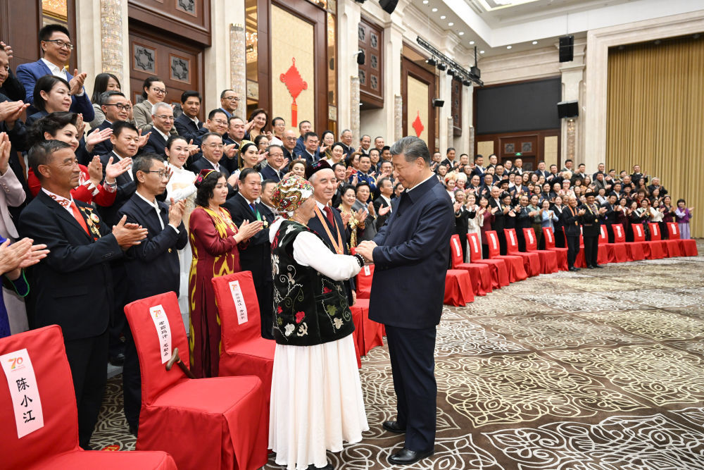 9月23日下午，中共中央总书记、国家主席、中央军委主席习近平在乌鲁木齐亲切接见新疆各族各界代表。这是习近平同代表亲切交流。