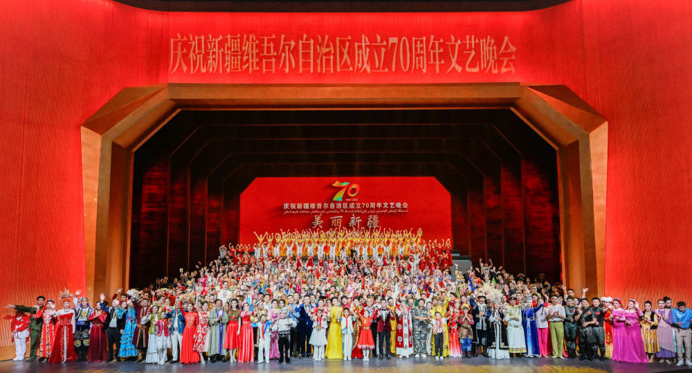 9月24日晚，庆祝新疆维吾尔自治区成立70周年文艺晚会《美丽新疆》在乌鲁木齐文化中心大剧院举行。