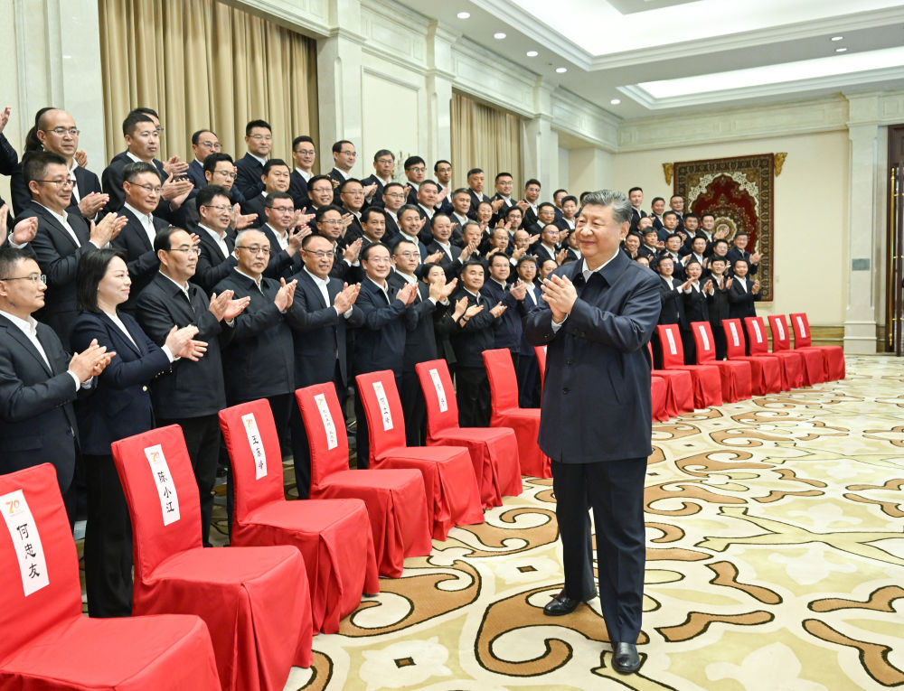 9月23日下午，中共中央总书记、国家主席、中央军委主席习近平在乌鲁木齐亲切接见援疆干部代表。