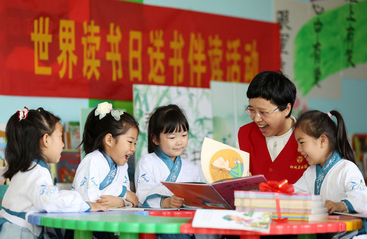 2025年4月23日，山东省临沂市郯城县妇联志愿者为郯城街道中心幼儿园的孩子们讲绘本故事。