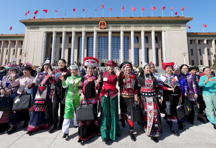 2024年3月8日，十四届全国人大二次会议第二次全体会议结束后，女代表在北京人民大会堂前合影留念。