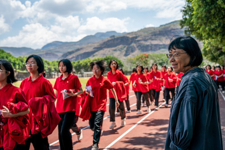 2024年6月7日，张桂梅组织走出考场的学生准备返回学校。