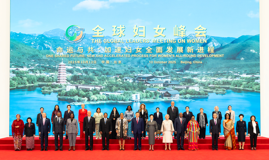 10月13日上午，国家主席习近平在北京国家会议中心出席全球妇女峰会开幕式并发表主旨讲话。这是习近平和夫人彭丽媛同与会各国和国际组织代表团团长夫妇合影留念。