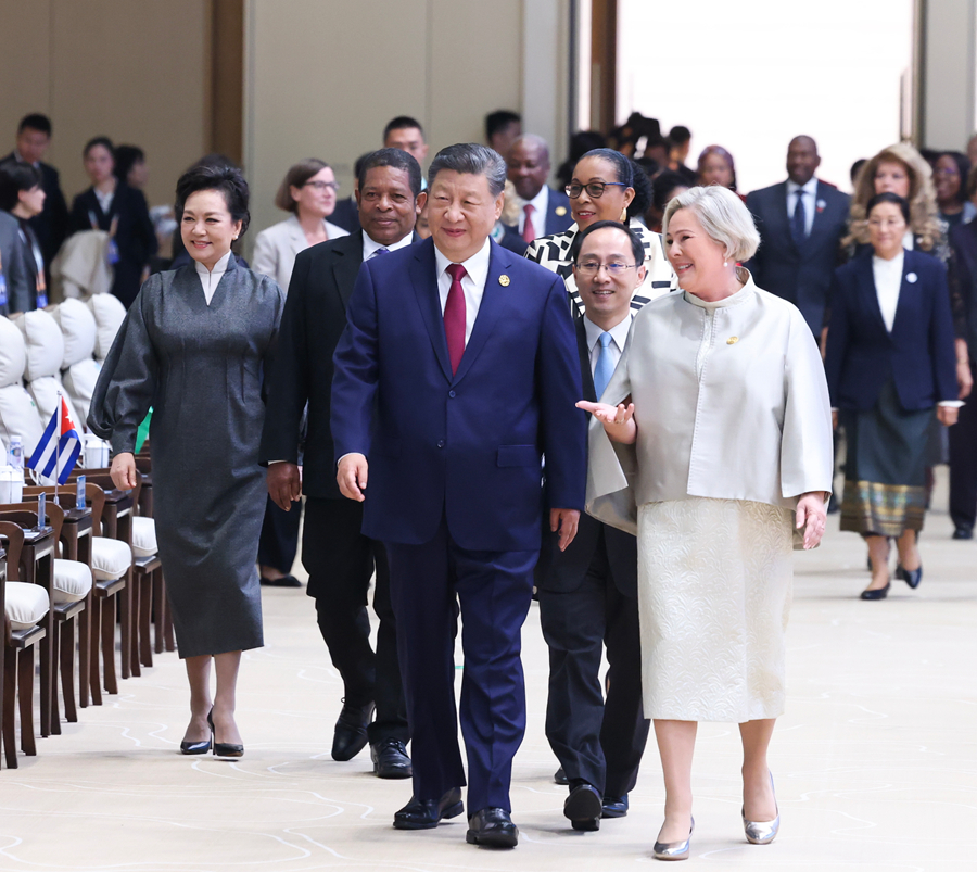 10月13日上午，国家主席习近平在北京国家会议中心出席全球妇女峰会开幕式并发表主旨讲话。