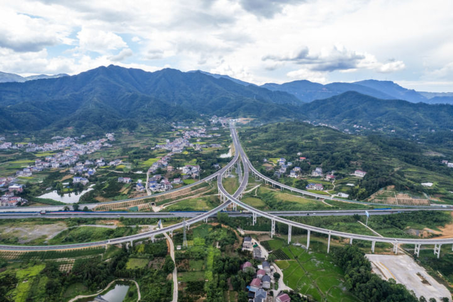2025年8月19日拍摄的湖南炉慈高速慈利西互通枢纽（无人机照片）。炉慈高速是G59呼和浩特至北海高速公路的一部分，位于常德市石门县及张家界市慈利县境内。这条高速将长江三峡、壶瓶山、张家界等黄金旅游景点串珠成链，构建起湘鄂两省“两小时旅游圈”。