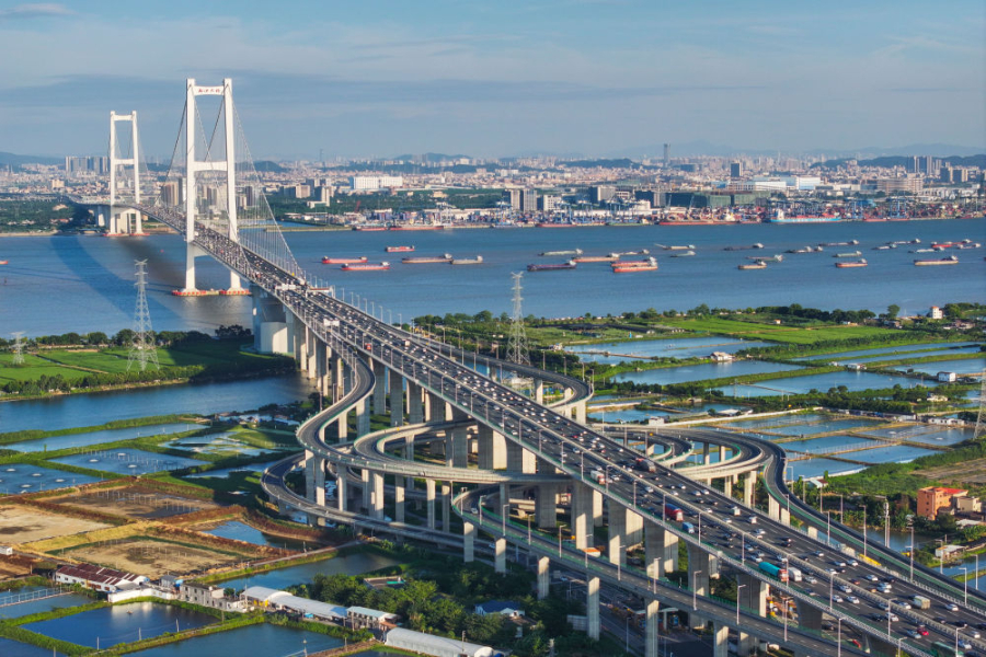 2024年10月2日，广东南沙大桥上的车流和狮子洋水道的船舶来来往往（无人机照片）。