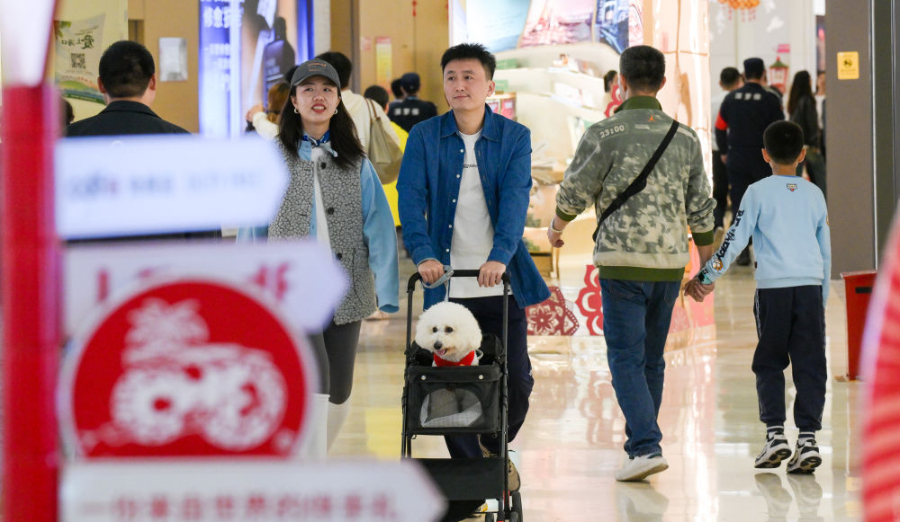 2025年1月30日，游客在中免集团海口日月广场免税店选购免税商品。