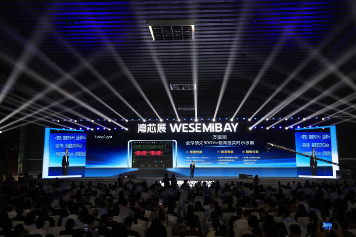 2025年10月15日，在深圳举行的2025湾区半导体产业生态博览会上，万里眼公司CEO刘桑发布新一代超高速实时示波器。