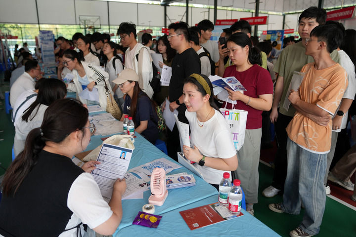 2025年10月15日在位于杭州的浙江工业大学屏峰校区拍摄的校园招聘会现场。