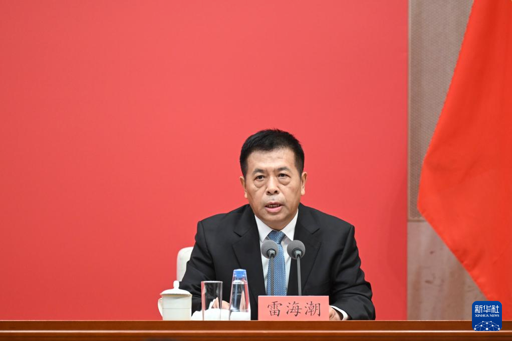这是国家卫生健康委党组书记、主任雷海潮在介绍情况。 这是国家卫生健康委党组书记、主任雷海潮在介绍情况。