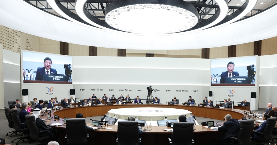 当地时间10月31日上午,亚太经合组织第三十二次领导人非正式会议第一阶段会议在韩国庆州和白会议中心举行。国家主席习近平出席会议并发表题为《共建普惠包容的开放型亚太经济》的重要讲话。 当地时间10月31日上午,亚太经合组织第三十二次领导人非正式会议第一阶段会议在韩国庆州和白会议中心举行。国家主席习近平出席会议并发表题为《共建普惠包容的开放型亚太经济》的重要讲话。