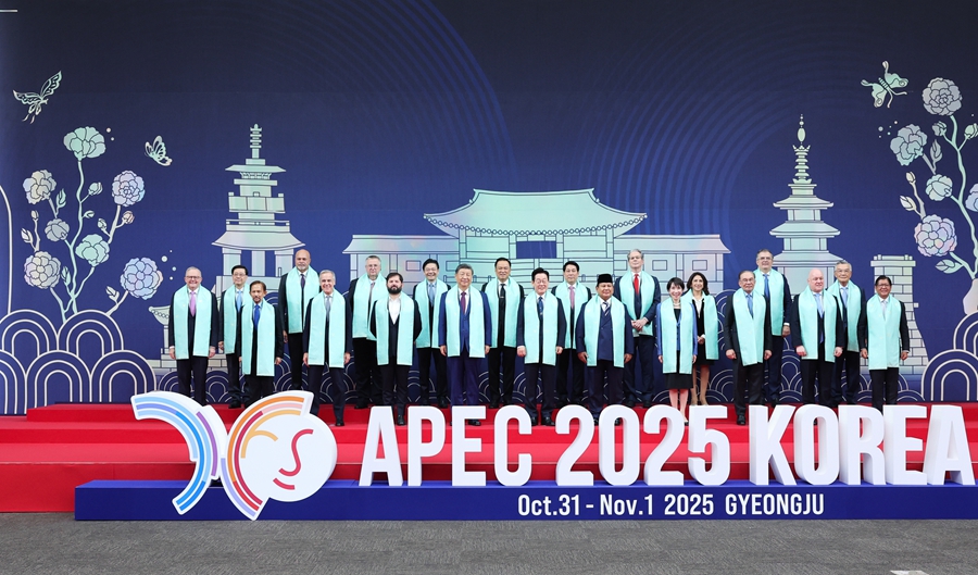 当地时间11月1日上午，国家主席习近平在韩国庆州出席亚太经合组织第三十二次领导人非正式会议第二阶段会议，并发表题为《共同开创可持续的美好明天》的重要讲话。这是会后，与会经济体领导人、代表集体合影。