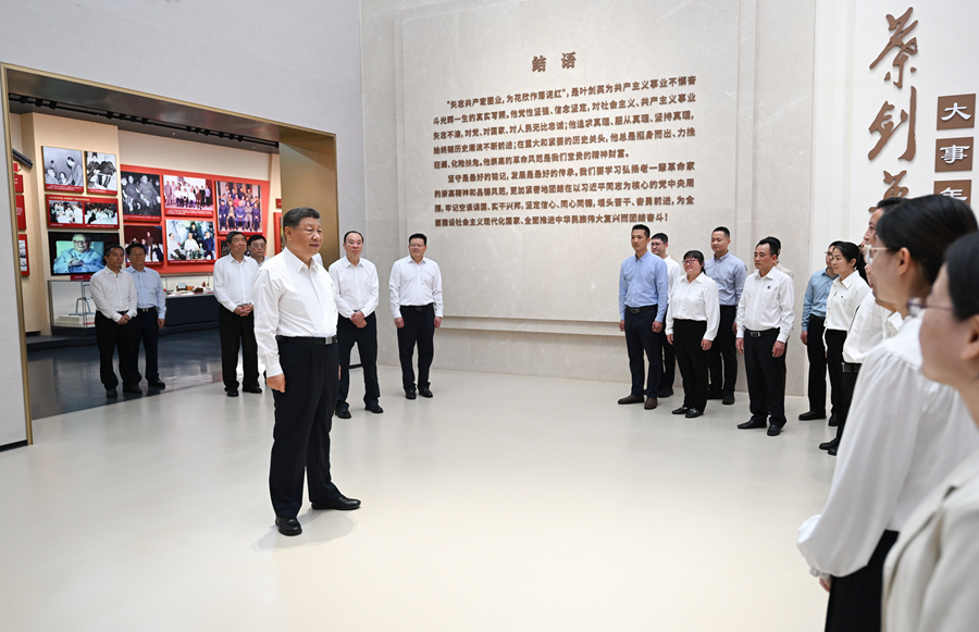 11月7日至8日,中共中央总书记、国家主席、中央军委主席习近平在广东考察。这是7日下午,习近平在位于梅州市梅县区雁洋镇的叶剑英纪念馆参观时,同工作人员亲切交流。 11月7日至8日,中共中央总书记、国家主席、中央军委主席习近平在广东考察。这是7日下午,习近平在位于梅州市梅县区雁洋镇的叶剑英纪念馆参观时,同工作人员亲切交流。